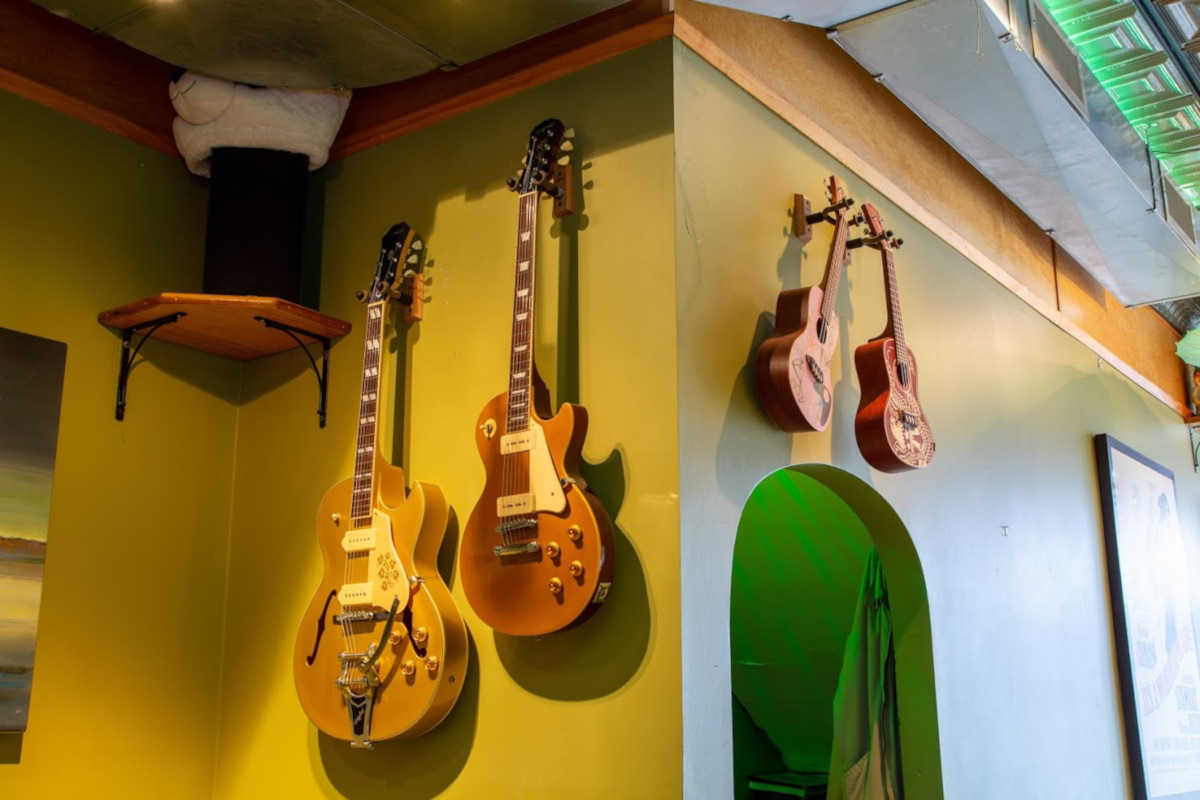 Indoor, Guitars on the wall